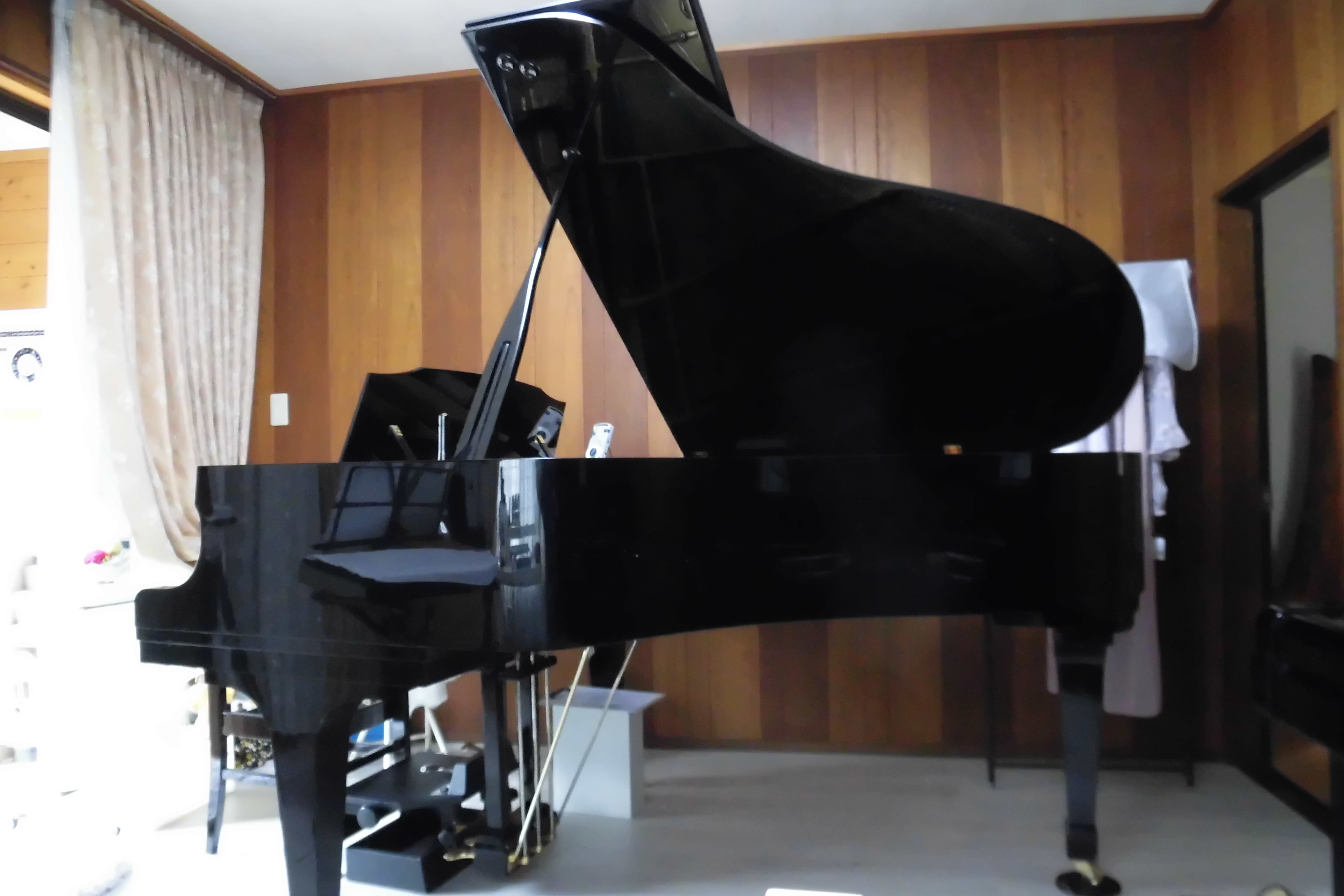 教室のグランドピアノ